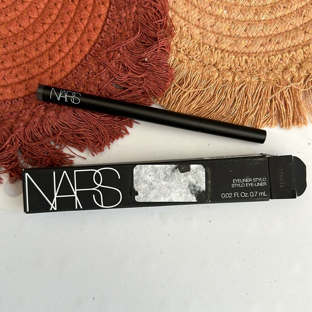 NIB Nars Eyeliner Stylo 8129 KOALA - Size 0.7mL / 0.02 Oz. - Picture 3 of 4